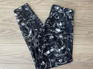 NWOT Bally SZ: MED Capri Activewear Leggings